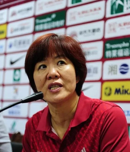 爱游戏-美国队教练压力巨大！，JackeyLove遭遇二十持续失利引发球迷热议(美国队主教练)